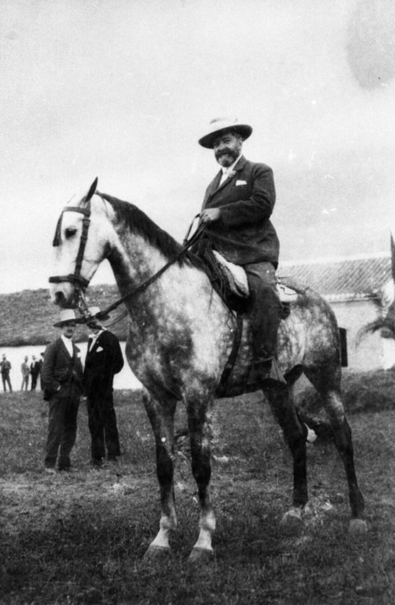 Alejandro Pérez Lugín a caballo